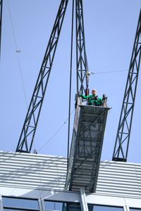 J&ouml;rg von de Fenn absolviert blind den Basefly vom Park Inn Hotel am Alexanderplatz in Berlin 2020. Bild 2