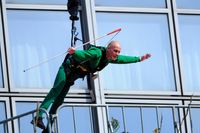 J&ouml;rg von de Fenn absolviert blind den Basefly vom Park Inn Hotel am Alexanderplatz in Berlin 2020. Bild 9