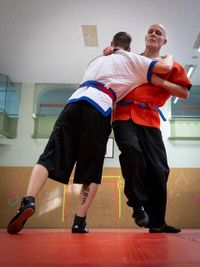 joerg-von-de-fenn-blinder-sportler-beim-training-von-chinesischem-ringkampf-shuai-jiao-trainer-mario-pestel-fotograf-christian-mang-fuer-das-tagesspiegelinterview-2023_11