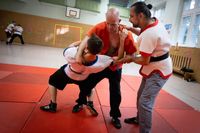 joerg-von-de-fenn-blinder-sportler-beim-training-von-chinesischem-ringkampf-shuai-jiao-trainer-mario-pestel-fotograf-christian-mang-fuer-das-tagesspiegelinterview-2023_6