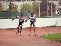 J&ouml;rg von de Fenn. Blinder Inlineskater bei den Deutschen Bahnmeisterschaften f&uuml;r Blinde und Sehbehinderte im Speedskating 2007 in N&uuml;rnberg. Sein Begleitl&auml;ufer ist Norbert Einsle. Bild 4