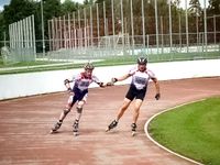 J&ouml;rg von de Fenn. Blinder Inlineskater bei den Deutschen Bahnmeisterschaften f&uuml;r Blinde und Sehbehinderte im Speedskating 2009 in N&uuml;rnberg. Sein Begleitl&auml;ufer ist Norbert Einsle. Bild 4