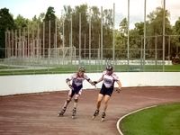 J&ouml;rg von de Fenn. Blinder Inlineskater bei den Deutschen Bahnmeisterschaften f&uuml;r Blinde und Sehbehinderte im Speedskating 2009 in N&uuml;rnberg. Sein Begleitl&auml;ufer ist Norbert Einsle. Bild 5