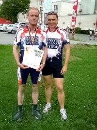 J&ouml;rg von de Fenn. Blinder Inlineskater bei den Deutschen Bahnmeisterschaften f&uuml;r Blinde und Sehbehinderte im Speedskating 2009 in N&uuml;rnberg. Sein Begleitl&auml;ufer ist Norbert Einsle. Bild 13