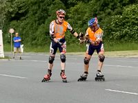 J&ouml;rg von de Fenn. Blinder Inlineskater bei den Deutschen Bahnmeisterschaften f&uuml;r Blinde und Sehbehinderte im Speedskating Autobahn-Marathon 2008 in F&uuml;rth. Sein Begleitl&auml;ufer ist Theo Frommlet. Bild 4