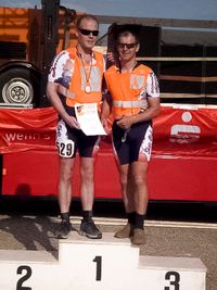 J&ouml;rg von de Fenn. Blinder Inlineskater bei den Deutschen Bahnmeisterschaften f&uuml;r Blinde und Sehbehinderte im Speedskating Autobahn-Marathon 2008 in F&uuml;rth. Sein Begleitl&auml;ufer ist Theo Frommlet. Bild 11