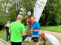 J&ouml;rg von de Fenn bei den Berliner Mit-Mach-Tagen 2022. Der blinde Sportler beim Tandemlauf am Weissensee. Bild 4