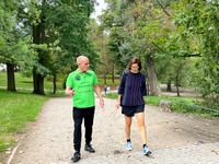 J&ouml;rg von de Fenn bei den Berliner Mit-Mach-Tagen 2022. Der blinde Sportler beim Tandemlauf am Weissensee. Bild 8