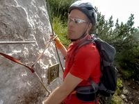 J&ouml;rg von de Fenn. Blinder Bergsteiger erklimmt den Klettersteig Schuastergangl 2010. Bild 13