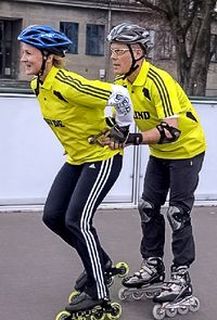 J&ouml;rg von de Fenn. Blinder Inlineskater beim Training f&uuml;r den Vattenfall Berliner Halbmarathon Inlineskating 2011. Seine Begleitl&auml;uferin ist Marie Eggersgl&uuml;ss. Bild 7