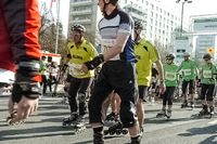 J&ouml;rg von de Fenn. Blinder Inlineskater beim Vattenfall Berliner Halbmarathon Inlineskating 2011. Bild 1