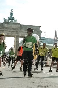 J&ouml;rg von de Fenn. Blinder Inlineskater beim Vattenfall Berliner Halbmarathon Inlineskating 2011. Bild 3