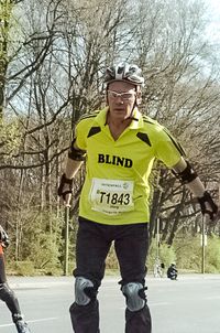 J&ouml;rg von de Fenn. Blinder Inlineskater beim Vattenfall Berliner Halbmarathon Inlineskating 2011. Bild 5