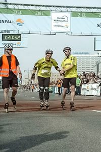 J&ouml;rg von de Fenn. Blinder Inlineskater beim Vattenfall Berliner Halbmarathon Inlineskating 2011. Bild 8