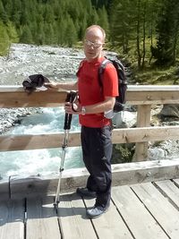 J&ouml;rg von de Fenn. Blinder Wanderer entdeckt das Gebiet um den Gro&szlig;glockner in Kals 2011. Bild 1